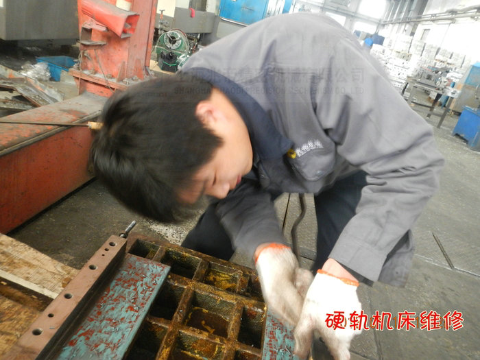 立式加工中心維修現(xiàn)場