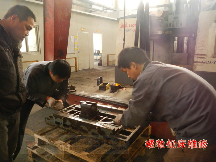 立式加工中心維修現(xiàn)場